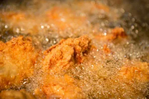 油の中で揚がるからあげ